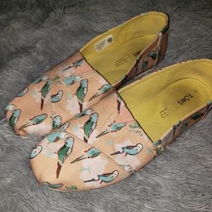 Toms kissing birds